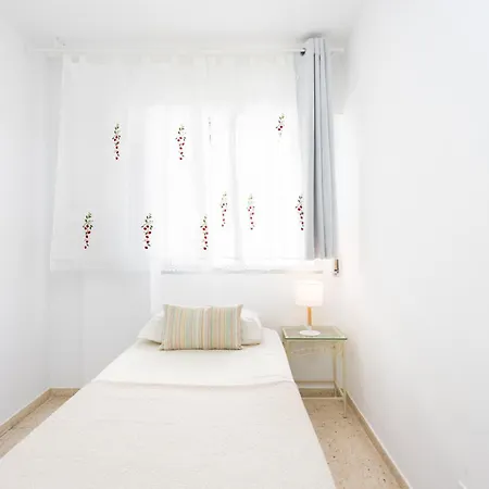 Spacious 3-bedroom With Pool & Balcony - Steps From Puerto Colon, & Local Attractions Апартаменти