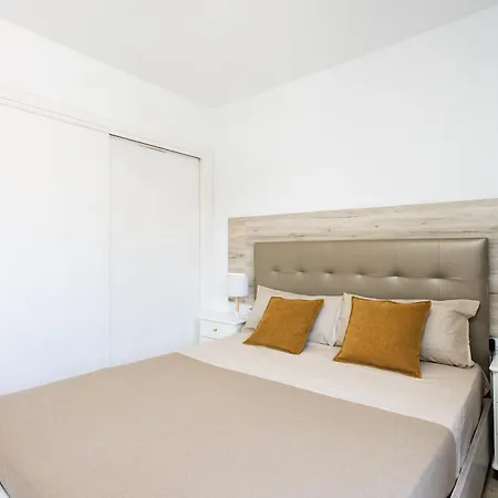 Apartment Spacious 3-bedroom With Pool & Balcony - Steps From Puerto Colon, & Local Attractions *