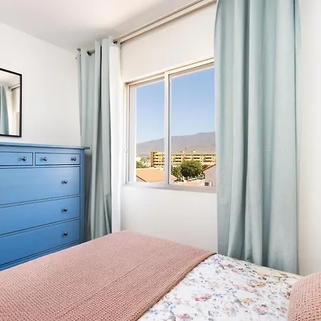 Apartment Spacious 3-bedroom With Pool & Balcony - Steps From Puerto Colon, & Local Attractions Costa Adeje (Tenerife)