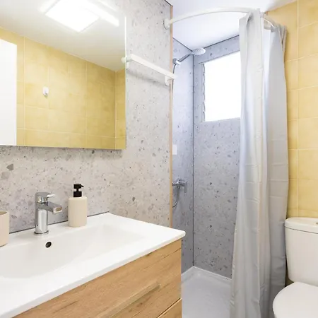 Spacious 3-bedroom With Pool & Balcony - Steps From Puerto Colon, & Local Attractions Costa Adeje (Tenerife)