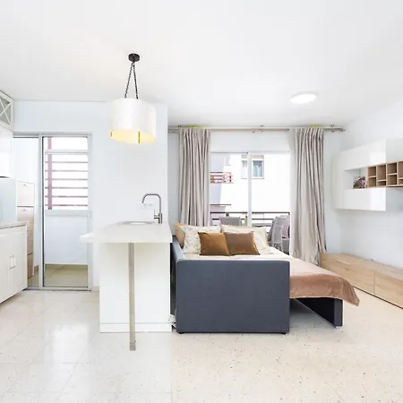 Апартаменты Spacious 3-bedroom With Pool & Balcony - Steps From Puerto Colon, & Local Attractions