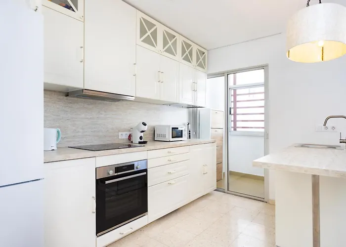 Spacious 3-bedroom With Pool & Balcony - Steps From Puerto Colon, & Local Attractions Апартаменты *