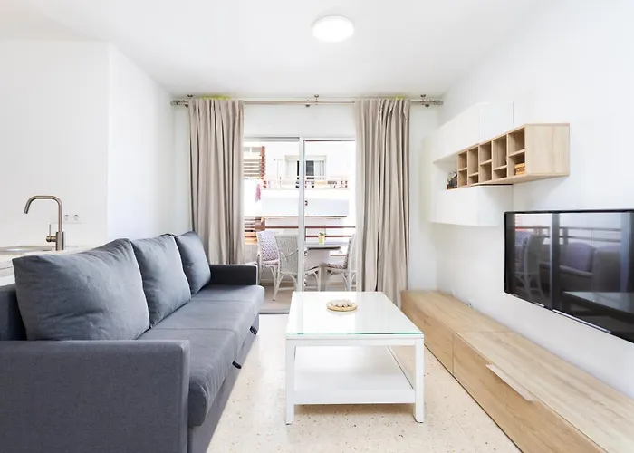 Spacious 3-bedroom With Pool & Balcony - Steps From Puerto Colon, & Local Attractions Адехе