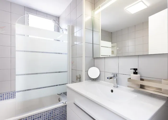 Апартаменты Spacious 3-bedroom With Pool & Balcony - Steps From Puerto Colon, & Local Attractions Адехе