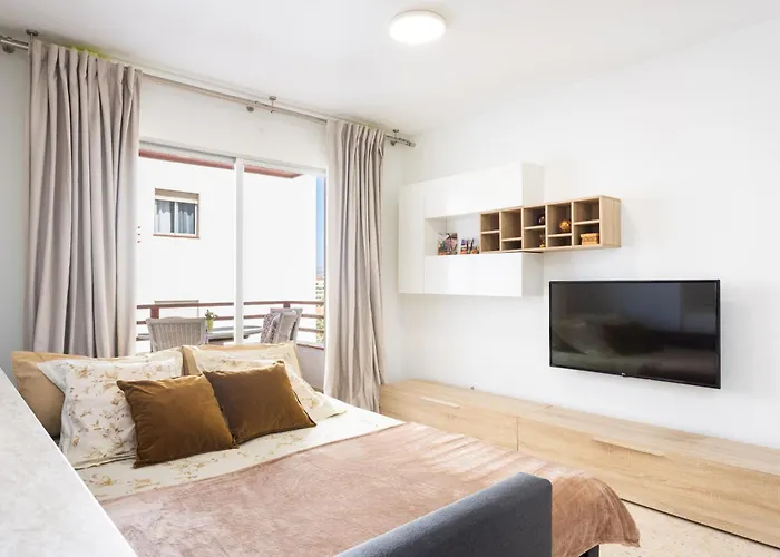 Spacious 3-bedroom With Pool & Balcony - Steps From Puerto Colon, & Local Attractions Апартаменты