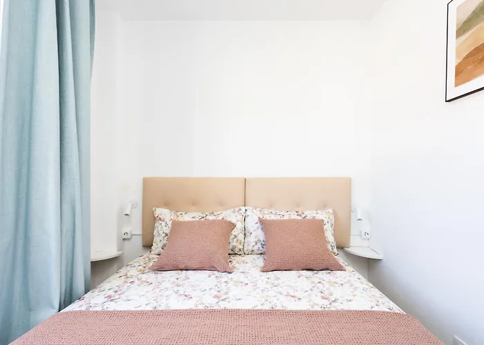 Spacious 3-bedroom With Pool & Balcony - Steps From Puerto Colon, & Local Attractions Апартаменты