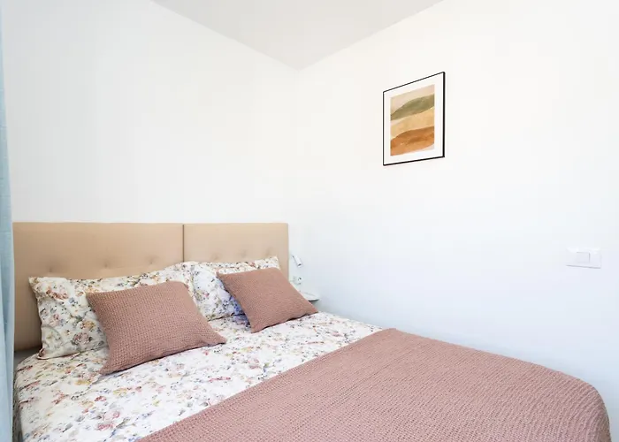 Spacious 3-bedroom With Pool & Balcony - Steps From Puerto Colon, & Local Attractions Апартаменты *