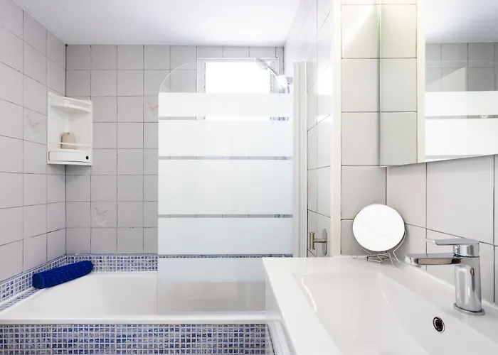 Spacious 3-bedroom With Pool & Balcony - Steps From Puerto Colon, & Local Attractions Апартаменты