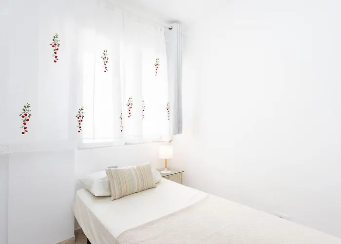 Spacious 3-bedroom With Pool & Balcony - Steps From Puerto Colon, & Local Attractions * Адехе