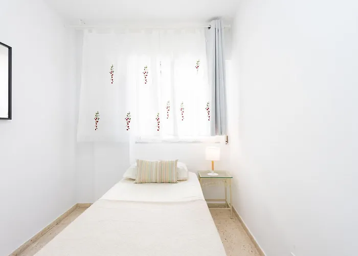 Spacious 3-bedroom With Pool & Balcony - Steps From Puerto Colon, & Local Attractions Апартаменты