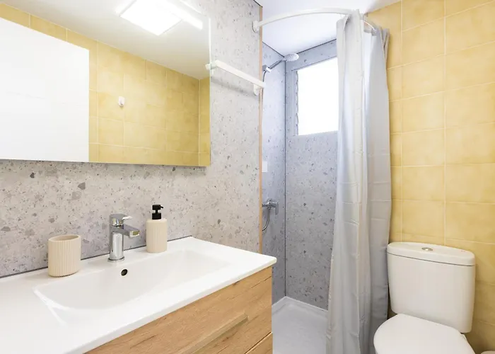 Spacious 3-bedroom With Pool & Balcony - Steps From Puerto Colon, & Local Attractions Адехе