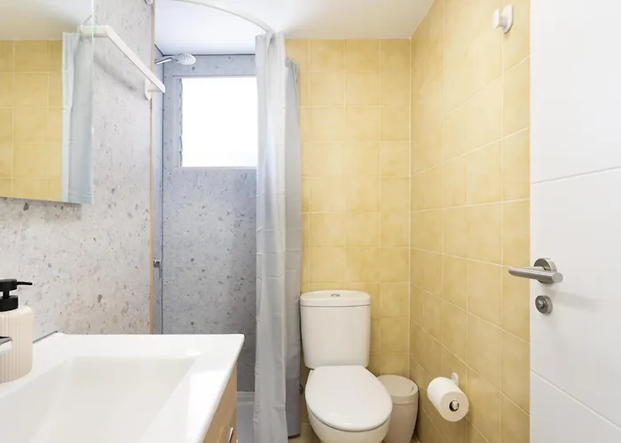 Spacious 3-bedroom With Pool & Balcony - Steps From Puerto Colon, & Local Attractions Адехе