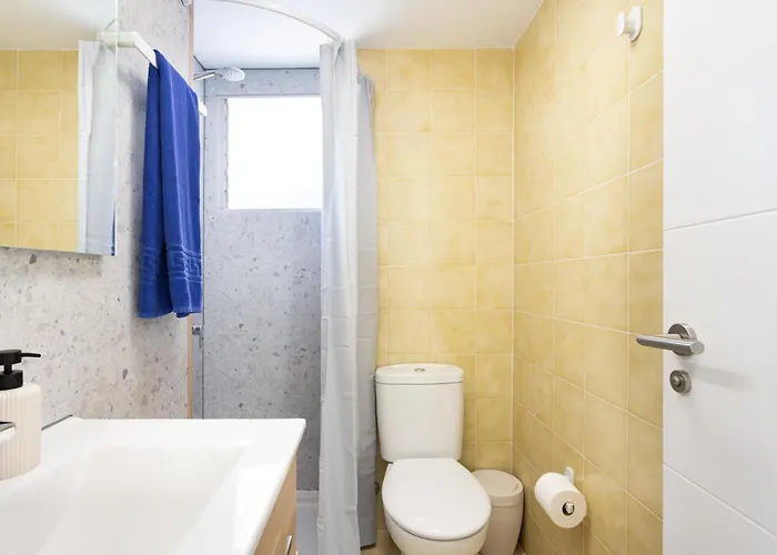 Апартаменты Spacious 3-bedroom With Pool & Balcony - Steps From Puerto Colon, & Local Attractions *