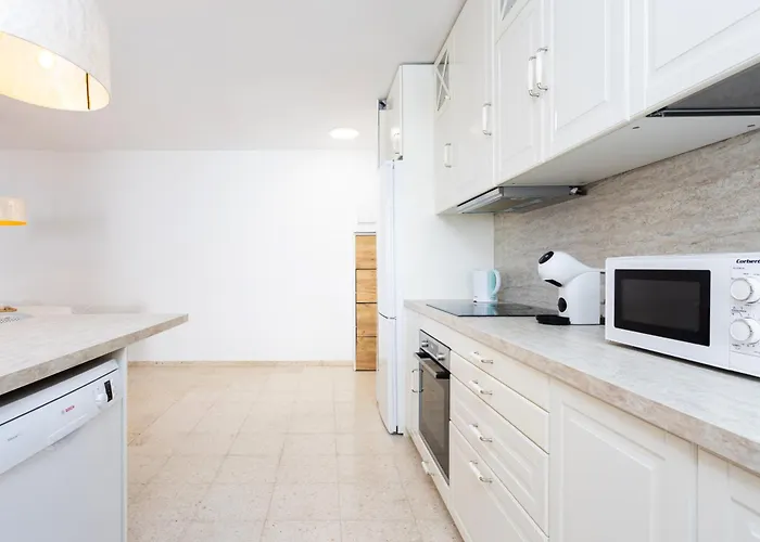 Spacious 3-bedroom With Pool & Balcony - Steps From Puerto Colon, & Local Attractions Апартаменты