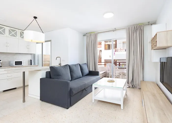 Апартаменты Spacious 3-bedroom With Pool & Balcony - Steps From Puerto Colon, & Local Attractions *