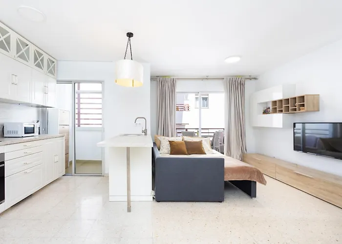 Апартаменты Spacious 3-bedroom With Pool & Balcony - Steps From Puerto Colon, & Local Attractions