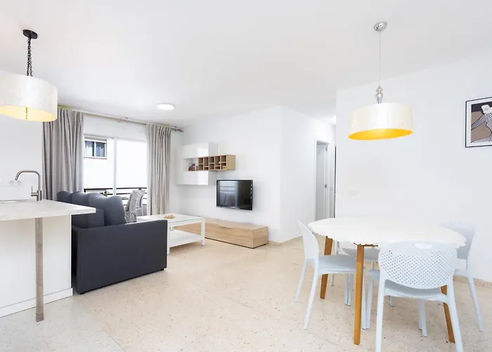 Апартаменты Spacious 3-bedroom With Pool & Balcony - Steps From Puerto Colon, & Local Attractions *