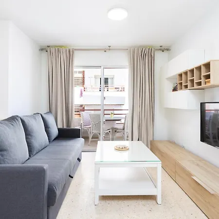 Spacious 3-bedroom With Pool & Balcony - Steps From Puerto Colon, & Local Attractions Costa Adeje (Tenerife)