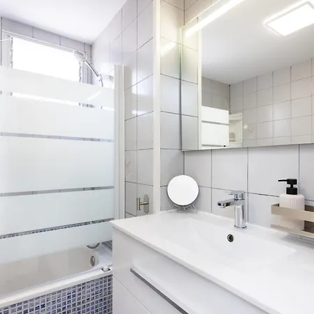 Апартаменти Spacious 3-bedroom With Pool & Balcony - Steps From Puerto Colon, & Local Attractions Адехе