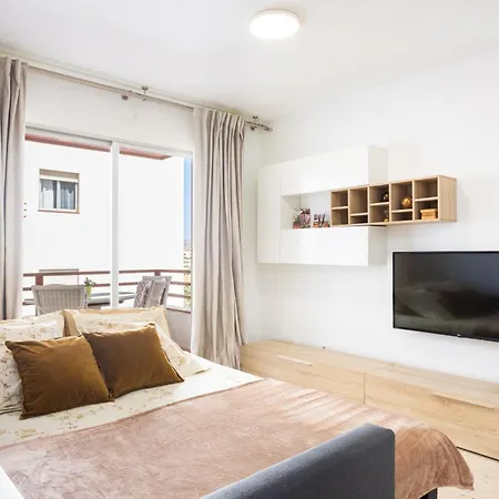 Spacious 3-bedroom With Pool & Balcony - Steps From Puerto Colon, & Local Attractions Апартаменти