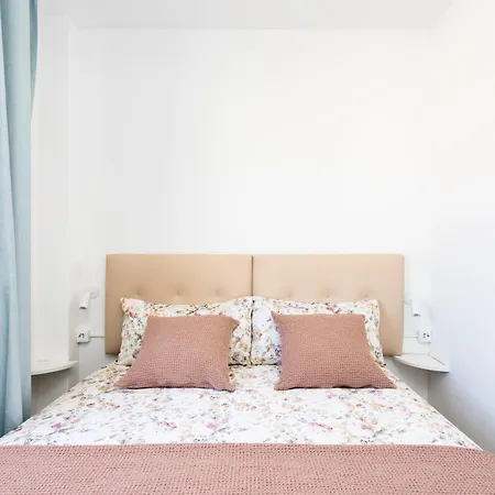 Spacious 3-bedroom With Pool & Balcony - Steps From Puerto Colon, & Local Attractions Appartement