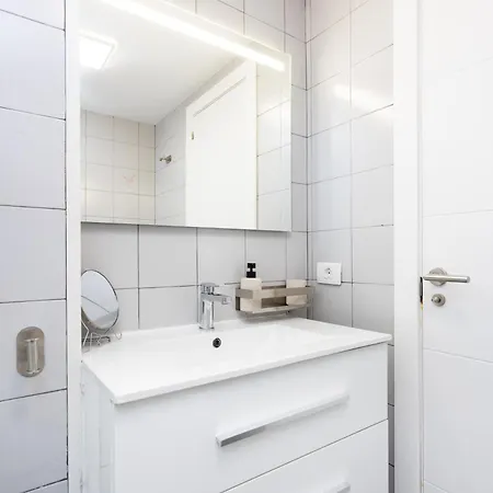 Spacious 3-bedroom With Pool & Balcony - Steps From Puerto Colon, & Local Attractions Appartement