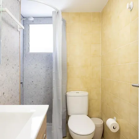 Spacious 3-bedroom With Pool & Balcony - Steps From Puerto Colon, & Local Attractions Costa Adeje (Tenerife)