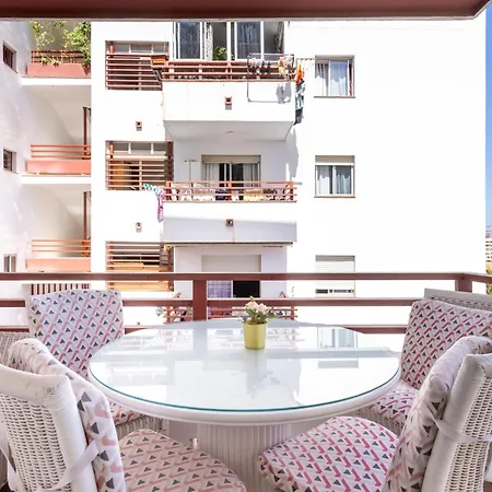 Spacious 3-bedroom With Pool & Balcony - Steps From Puerto Colon, & Local Attractions Appartement *
