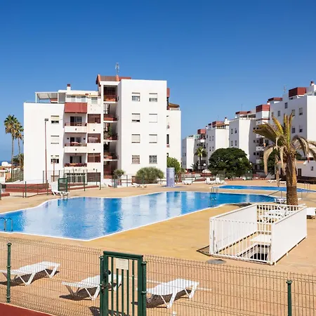 Spacious 3-bedroom With Pool & Balcony - Steps From Puerto Colon, & Local Attractions Appartement