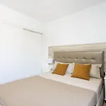 Apartament Spacious 3-bedroom With Pool & Balcony - Steps From Puerto Colon, & Local Attractions *
