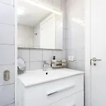 Spacious 3-bedroom With Pool & Balcony - Steps From Puerto Colon, & Local Attractions Apartament