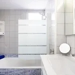 Spacious 3-bedroom With Pool & Balcony - Steps From Puerto Colon, & Local Attractions Apartament