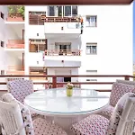Spacious 3-bedroom With Pool & Balcony - Steps From Puerto Colon, & Local Attractions Apartament *