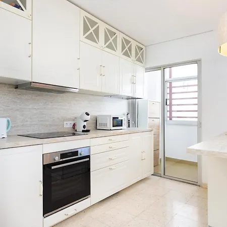 Spacious 3-bedroom With Pool & Balcony - Steps From Puerto Colon, & Local Attractions شقة *