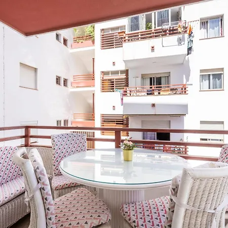 شقة Spacious 3-bedroom With Pool & Balcony - Steps From Puerto Colon, & Local Attractions *