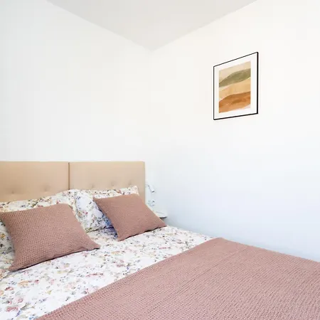 Spacious 3-bedroom With Pool & Balcony - Steps From Puerto Colon, & Local Attractions شقة *