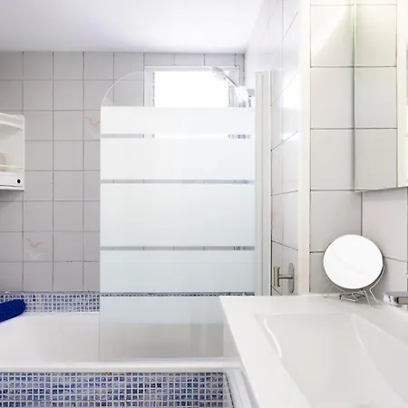 Spacious 3-bedroom With Pool & Balcony - Steps From Puerto Colon, & Local Attractions شقة