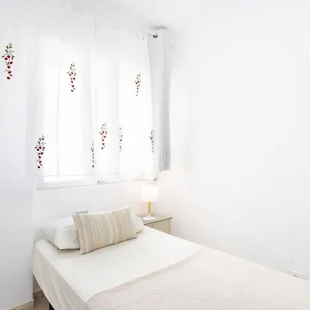 Spacious 3-bedroom With Pool & Balcony - Steps From Puerto Colon, & Local Attractions * أذيخي