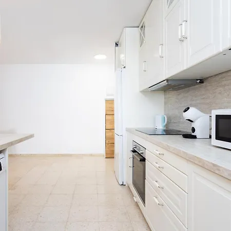 Spacious 3-bedroom With Pool & Balcony - Steps From Puerto Colon, & Local Attractions Apartment