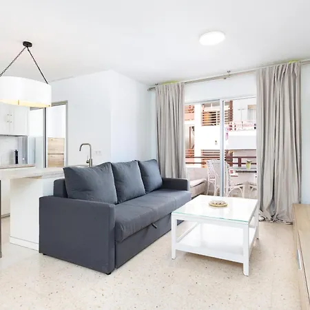 Apartment Spacious 3-bedroom With Pool & Balcony - Steps From Puerto Colon, & Local Attractions *