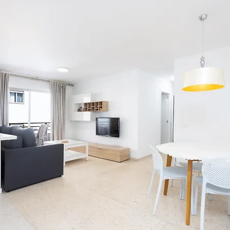 شقة Spacious 3-bedroom With Pool & Balcony - Steps From Puerto Colon, & Local Attractions *
