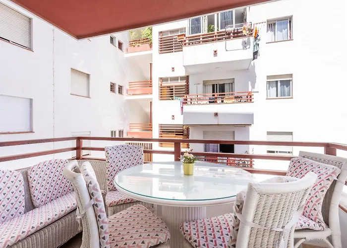 Apartment Spacious 3-bedroom With Pool & Balcony - Steps From Puerto Colon, & Local Attractions *
