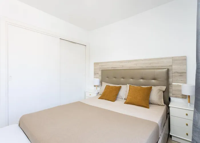 Apartment Spacious 3-bedroom With Pool & Balcony - Steps From Puerto Colon, & Local Attractions *