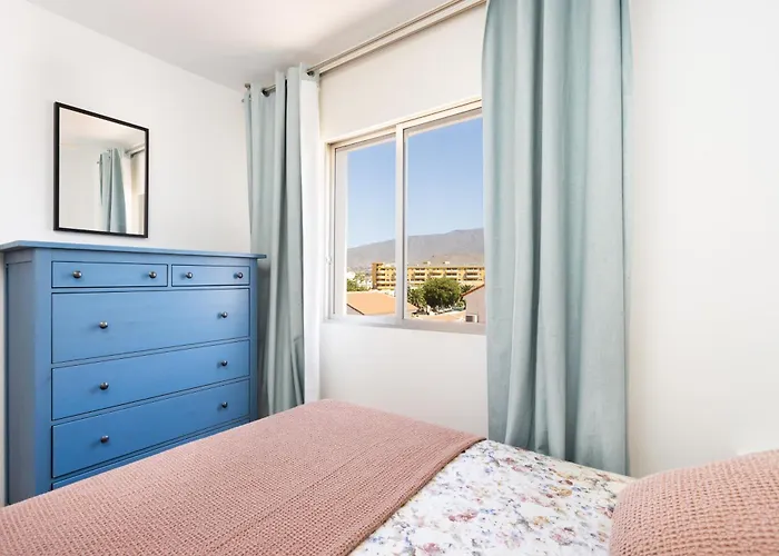 Apartment Spacious 3-bedroom With Pool & Balcony - Steps From Puerto Colon, & Local Attractions Costa Adeje (Tenerife)