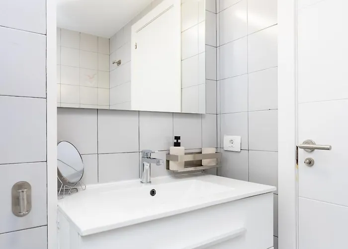 Spacious 3-bedroom With Pool & Balcony - Steps From Puerto Colon, & Local Attractions Apartment