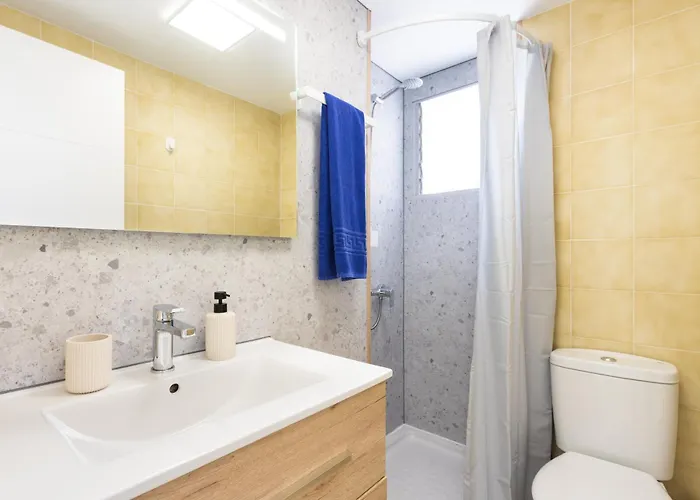 Apartment Spacious 3-bedroom With Pool & Balcony - Steps From Puerto Colon, & Local Attractions Costa Adeje (Tenerife)